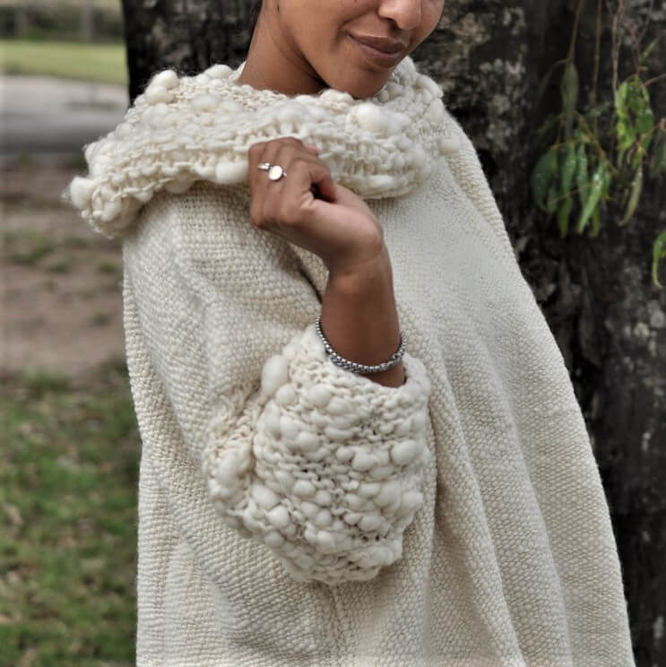 Poncho natural con cuello y mangas